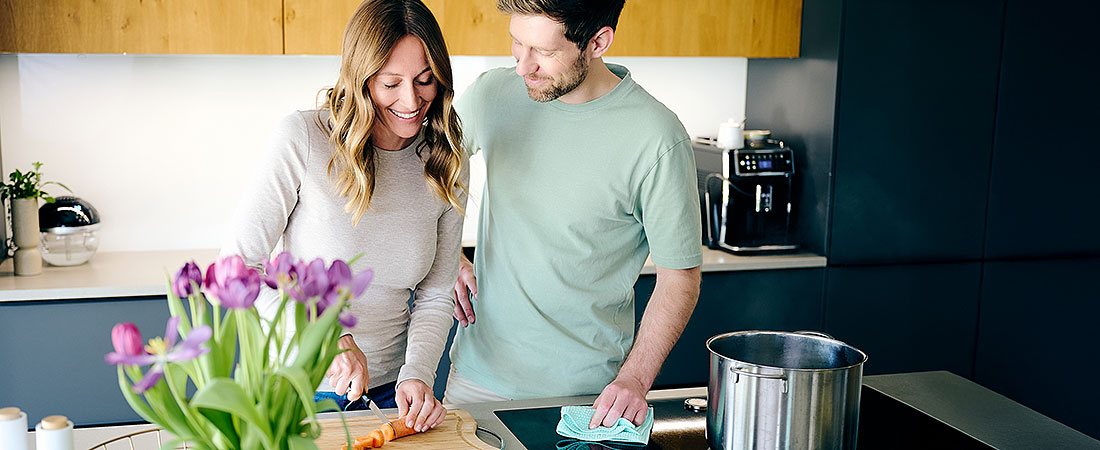 Hausarbeit im Team: Gerechte Verteilung lt. Studie positiv für die Beziehung. (Foto: proWIN)