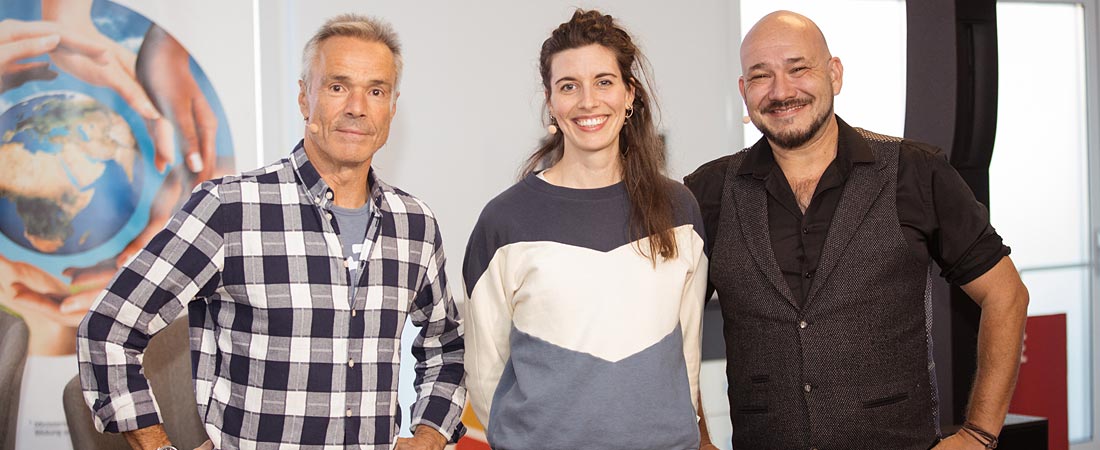 Snapshot in het kader van de netwerkbijeenkomst “Schule der Nachhaltigkeit” – te zien zijn milieuactivist Hannes Jaenicke, presentatrice Isabel Sonnabend en Benjamin Kiehn, proWIN pro nature stichting.