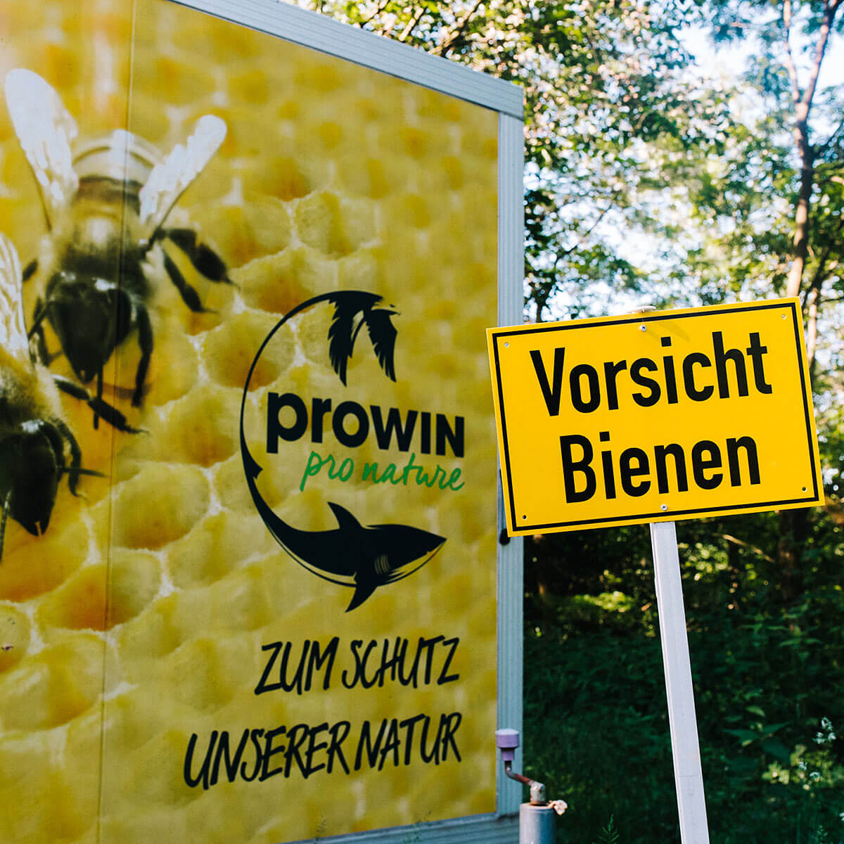 Schild mit Aufschrift "Vorsicht Bienen" und pro nature Bienenwagen