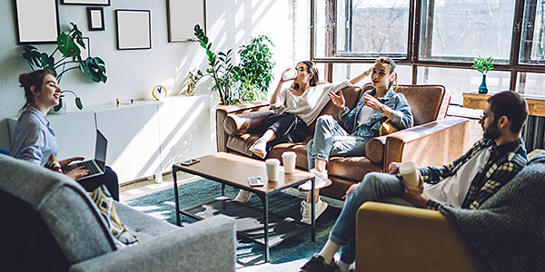proWIN Partygäste sitzen zusammen, für die Teilnahme an der proWIN Party erhalten sie ein proWIN Kundengeschenk